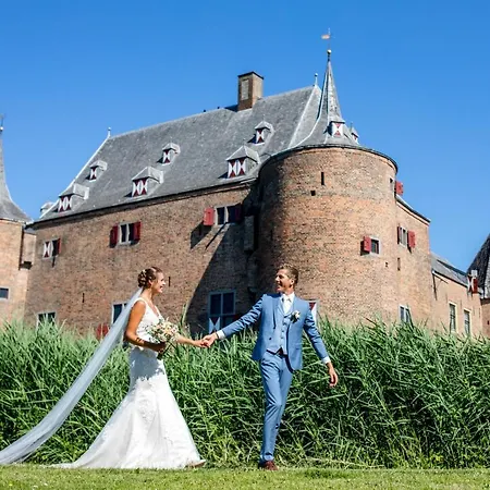 Kasteel Ammersoyen Bed and Breakfast *
