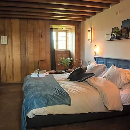 Kasteel Ammersoyen Bed & Breakfast 4*